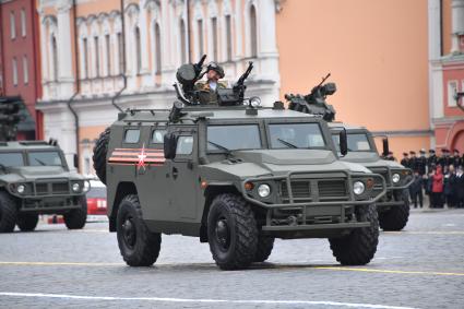 Москва.  Бронеавтомобиль `Тигр-М` на Красной площади во время военного парада, посвященного 72-й годовщине Победы в Великой Отечественной войне.