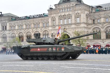 Москва.   Танк Т-14 `Армата` на Красной площади во время военного парада, посвященного 72-й годовщине Победы в Великой Отечественной войне.