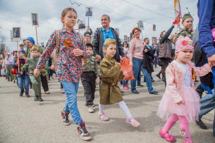 Уфа. Дети маршируют на демонстрации во  время  праздника, посвященного 72-й годовщине Победы в Великой Отечественной войне. .