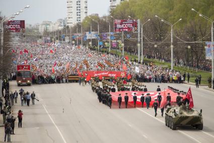 Уфа. Участники  патриотической акции `Бессмертный полк` во  время  праздника, посвященного 72-й годовщине Победы в Великой Отечественной войне.