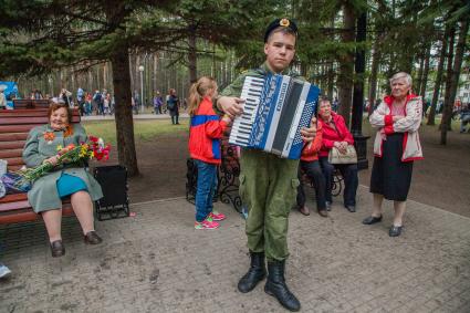 Уфа.  Молодой человек играет на аккордионе во  время  праздника, посвященного 72-й годовщине Победы в Великой Отечественной войне.