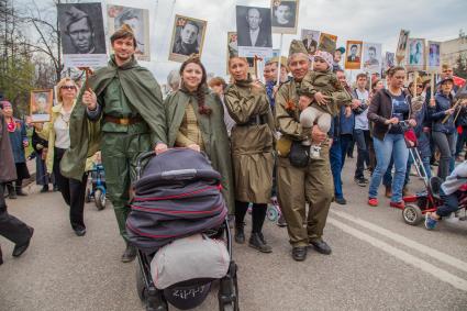 Уфа. Участники  патриотической акции `Бессмертный полк` во  время  праздника, посвященного 72-й годовщине Победы в Великой Отечественной войне.