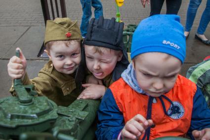 Уфа. Дети во время празднования 72-й годовщины Победы в Великой Отечественной войне.
