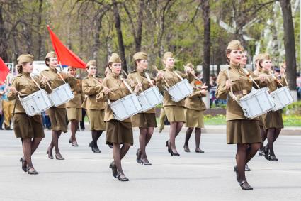 Уфа. Парад барабанщиц во  время  праздника, посвященного 72-й годовщине Победы в Великой Отечественной войне. .