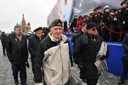 Москва.  Ветераны на Красной площади  после военного парада, посвященного 72-й годовщине Победы в Великой Отечественной войне.