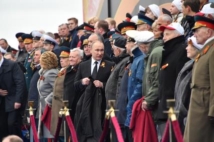 Москва.  Президент России Владимир Путин (в центре) на Красной площади во время военного парада, посвященного 72-й годовщине Победы в Великой Отечественной войне.