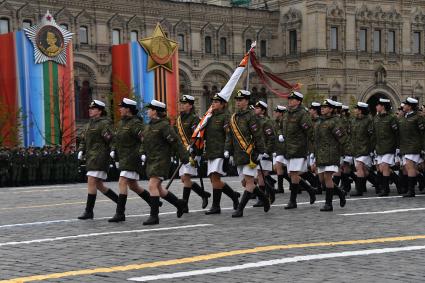 Москва. Сводный парадный расчет женщин-военнослужащих Военного университета Минобороны РФ на Красной площади  перед началом военного парада, посвященного 72-й годовщине Победы в Великой Отечественной войне.