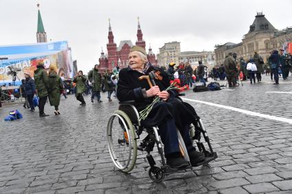 Москва.  Ветеран на Красной площади  после военного парада, посвященного 72-й годовщине Победы в Великой Отечественной войне.