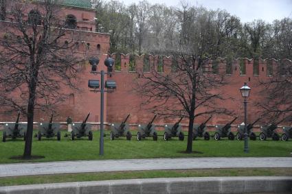 Москва.   Орудия салютного дивизиона для праздничного салюта в Александровском саду .