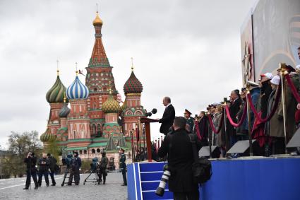 Москва.  Президент России Владимир Путин (в центре) и президент Молдавии Игорь Додон (шестой справа) на Красной площади во время военного парада, посвященного 72-й годовщине Победы в Великой Отечественной войне.