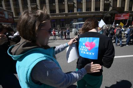 Москва. Участники  митинга на проспекте Академика Сахарова против сноса пятиэтажек.