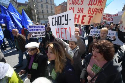 Москва. Участники  митинга на проспекте Академика Сахарова против сноса пятиэтажек.