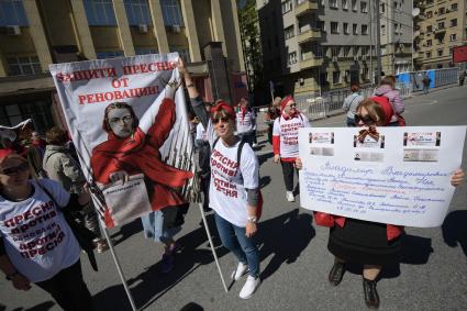 Москва. Участники  митинга на проспекте Академика Сахарова против сноса пятиэтажек.