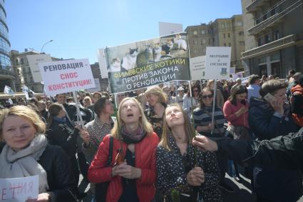 Москва. Участники  митинга на проспекте Академика Сахарова против сноса пятиэтажек.