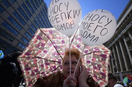 Москва. Участница  митинга на проспекте Академика Сахарова против сноса пятиэтажек.