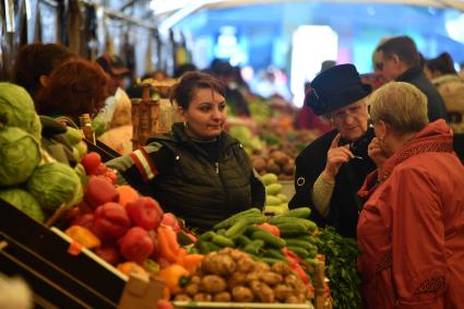 Москва. Продажа овощей на ярмарке выходного дня в районе Кузьминки.