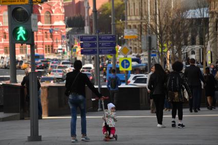 Москва.  Женщина с ребенком на Тверской улице.