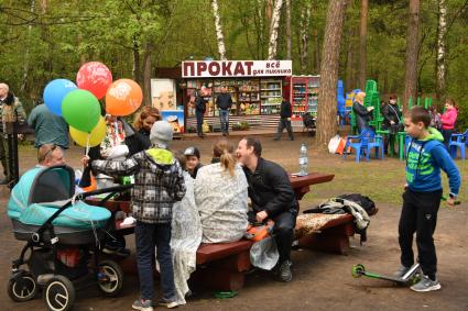 Москва. Горожане  во время  отдыха в парке `Кузьминки`.