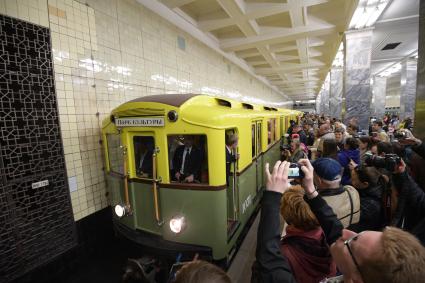 Москва. Ретро поезд на станции `Сокольники`.