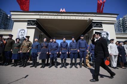 строй  Москва.  Участники исторической реконструкции дня открытия Московского метрополитена на станции `Сокольники`.