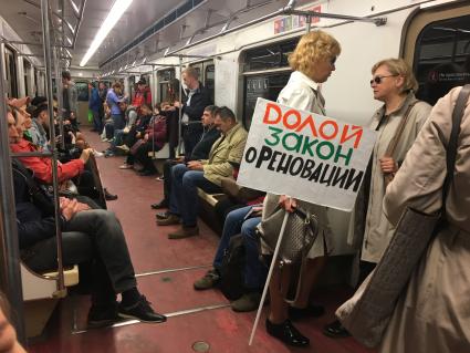 Москва. Участники митинга  против сноса пятиэтажек едут в метро.