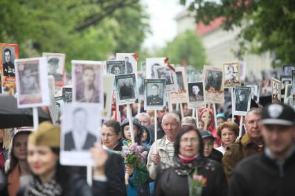 Ставрополь. Участники патриотической акции `Бессмертный полк` во время праздника, посвященного 72-й годовщине Победы в Великой Отечественной войне.