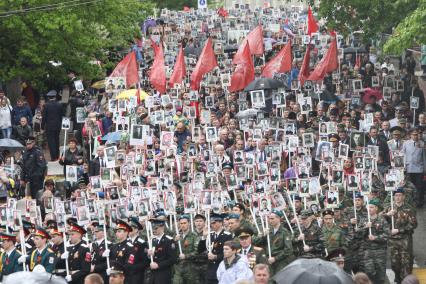 Ставрополь. Участники патриотической акции `Бессмертный полк` во время праздника, посвященного 72-й годовщине Победы в Великой Отечественной войне.