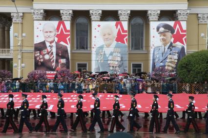 Ставрополь.  Копия Знамени Победы во время патриотической акции `Бессмертный полк`, посвященной 72-й годовщине Победы в Великой Отечественной войне.