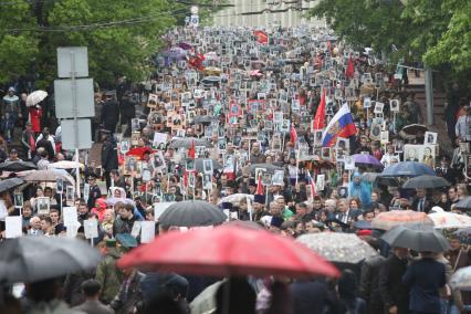 Ставрополь. Участники патриотической акции `Бессмертный полк` во время праздника, посвященного 72-й годовщине Победы в Великой Отечественной войне.