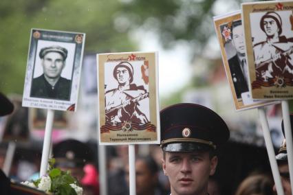 Ставрополь. Участник патриотической акции `Бессмертный полк` во время праздника, посвященного 72-й годовщине Победы в Великой Отечественной войне.