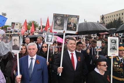 Ставрополь.  Глава города Ставрополя Андрей Джатдоев и губернатор Ставропольского края Владимир Владимиров (слева направо) во время патриотической акции `Бессмертный полк`, посвященной 72-й годовщине Победы в Великой Отечественной войне.