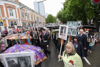 Ставрополь. Участники патриотической акции `Бессмертный полк` во время праздника, посвященного 72-й годовщине Победы в Великой Отечественной войне.