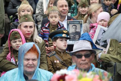 Ставрополь. Зрители на трибунах   во  время праздника Дня Победы .