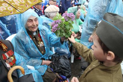 Ставрополь. Дети поздравляют ветеранов во  время праздника Дня Победы .