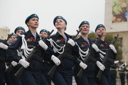 Ставрополь. Военнослужащие во время военного парада, посвященного 72-й годовщине Победы в Великой Отечественной войне.