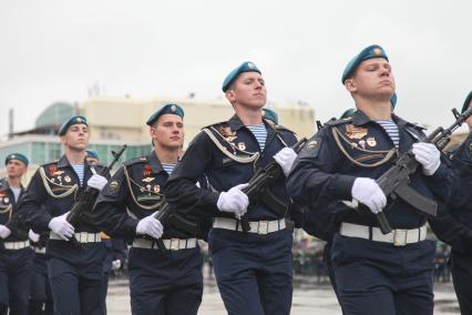 Ставрополь. Военнослужащие во время военного парада, посвященного 72-й годовщине Победы в Великой Отечественной войне.