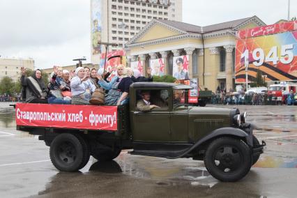 Ставрополь. Декорированная автомашина, рассказывающая о главных исторических вехах Великой Отечественной войны 1941-1945 годов на параде Победы.