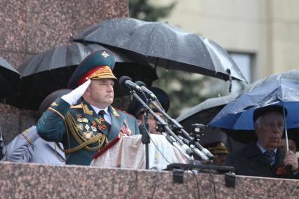 Ставрополь. Военный парад, посвященный  72-й годовщине  Победы в Великой Отечественной войне  принимает исполняющий обязанности начальника Ставропольского территориального гарнизона, начальник штаба 49-й общевойсковой армии генерал-майор Михаил Носулев .