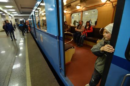 Москва. Дети знакомятся с экспонатами на выставке ретро-вагонов, открывшейся на станции метро `Партизанская ` в рамках празднования 82-летия Московского метрополитена.