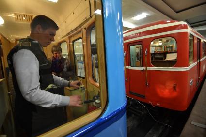 Москва.  Посетители  осматривают экспонаты на выставке ретро-вагонов, открывшейся на станции метро `Партизанская ` в рамках празднования 82-летия Московского метрополитена.