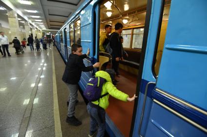 Москва.  Дети знакомятся с экспонатами  на выставке ретро-вагонов, открывшейся на станции метро `Партизанская ` в рамках празднования 82-летия Московского метрополитена.