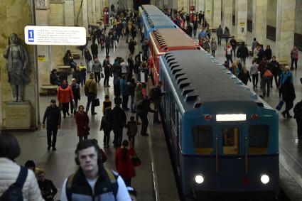 Москва.  Посетители  осматривают экспонаты на выставке ретро-вагонов, открывшейся на станции метро `Партизанская ` в рамках празднования 82-летия Московского метрополитена.