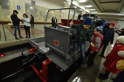 Москва.  Посетители рассматриают экспонаты на выставке ретро-вагонов, открывшейся на станции метро `Партизанская ` в рамках празднования 82-летия Московского метрополитена.