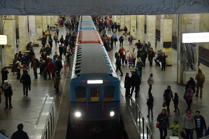 Москва.  Посетители  осматривают экспонаты на выставке ретро-вагонов, открывшейся на станции метро `Партизанская ` в рамках празднования 82-летия Московского метрополитена.