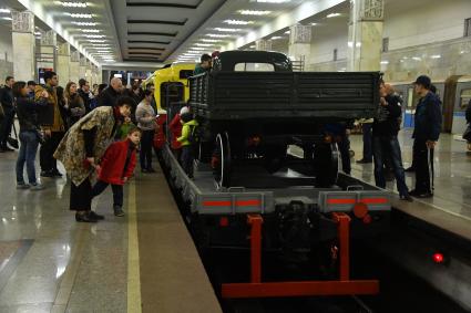 Москва.  Посетители рассматриают экспонаты на выставке ретро-вагонов, открывшейся на станции метро `Партизанская ` в рамках празднования 82-летия Московского метрополитена.