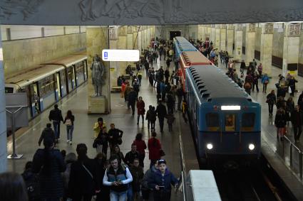 Москва.  Посетители  осматривают экспонаты на выставке ретро-вагонов, открывшейся на станции метро `Партизанская ` в рамках празднования 82-летия Московского метрополитена.