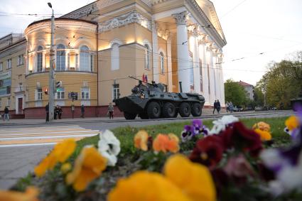 Калининград.  БТР перед началом репетиции  военного  парада, посвященного 72-й годовщине Победы в Великой Отечественной войне.