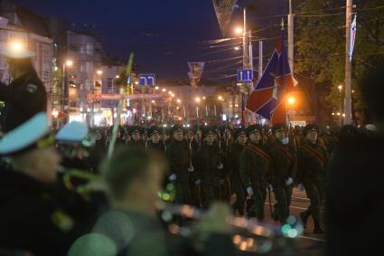 Калининград. Колонна военнослужащих на репетиции военного  парада, посвященного 72-й годовщине Победы в Великой Отечественной войне.