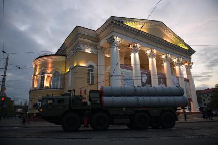 Калининград.   Зенитный ракетный  комплекс `Триумф`С-400  на репетиции  парада, посвященного 72-й годовщине Победы в Великой Отечественной войне.