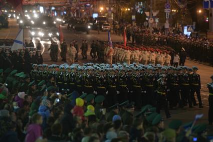 Калининград. Колонна военнослужащих на репетиции военного  парада, посвященного 72-й годовщине Победы в Великой Отечественной войне.